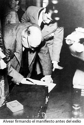 Alvear firmando el manifiesto